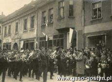 7169.W pochodzie 1-majowym w Mysliborzu wzieli udzial harcerze z „Blekitnej Osemki” z Gostynia (1 maja 1960 r.)