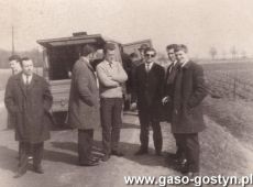 717.Zawodnicy MZKS Kania Gostyn w drodze na mecz pilki noznej (1968 r.), od lewej W. Kasprzycki, G. Kaczmarek (kierownik druzyny), A. Klups, K. Marciniak, E. Dudka, S. Fiebig, T. Kolan