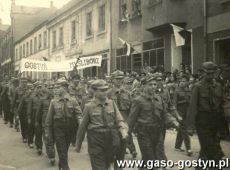 7171.Harcerze „Blekitnej Osemki” z Gostynia w pochodzie 1-majowym maszerowali z transparentem „Gostyn pozdrawia Mysliborz” (1 maja 1960 r.)