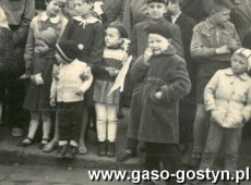 7176.W pochodzie  1-majowym w Mysliborzu wzieli udzial harcerze z „Blekitnej Osemki” z Gostynia (1 maja 1960 r.)