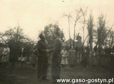 7178.W pochodzie  1-majowym w Mysliborzu wzieli udzial harcerze z „Blekitnej Osemki” z Gostynia (1 maja 1960 r.), z lewej druh Julian Dembinski