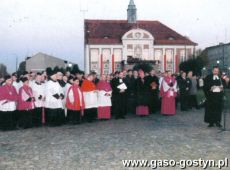 7182.10 listopada 2000 r. w przeddzien Swieta Niepodleglosci, odslonieto i poswiecono pomnik Serca Jezusowego. Pierwszy zostal odsloniety w 1929 r., a zniszczony przez hitlerowcow w nocy z 10 na 11 maja