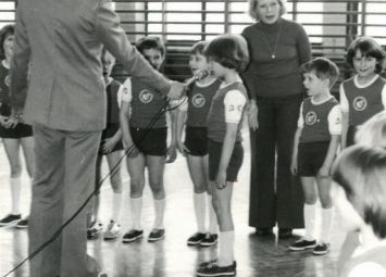 719.Zawody sportowe przedszkolakow (hala sportowa SP 2 w Gostyniu - 1978r.)