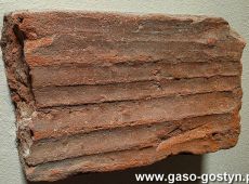 72.Sredniowieczna cegla palcowka wydobyta w 2013 roku podczas badan archeologicznych Gory Zamkowej w Gostyniu