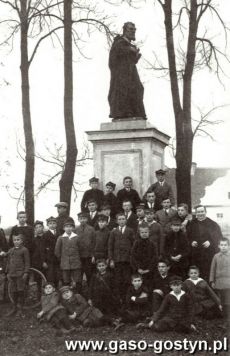 721.Konwiktorzy z ksiedzem Wladyslawem Sluzalkiem przed figura sw. Filipa Neri na Swietej Gorze w Gostyniu (ok. 1927 r.)