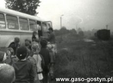 7211.Dzieci z Przedszkola nr 2 w Gostyniu na stacji kolejowej w Goli w dalsza podroz udaly sie autobusem (15 maja 1986 r.)