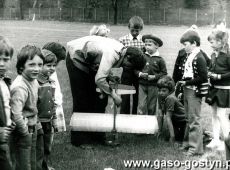 7218.Pokaz modeli latajacych na stadionie w Gostyniu (1978 r.)