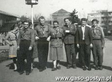 7226.Harcerze z gostynskiej 8. Druzyny Harcerskiej im. Jana Kilinskiego na wycieczce w poznanskiej palmiarni (1959 r.)