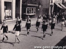 723.Pilkarze gostynskiej Kani w pochodzie 1-majowym (Gostyn, ulica 1 Maja, 1966 r.)