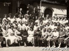 7278.Zjazd bibliotekarzy powiatu gostynskiego, zdjecie wykonano przed Powiatowym Domem Kultury w Gostyniu (1961 r.), w srodku siedzi Piotr LaurentowskI - kierownik gostynskiej biblioteki