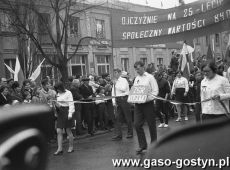 7295.Pochod pierwszomajowy przed siedziba Komitetu Powiatowego PZPR przy ulicy Swierczewskiego (obecnie Bojanowskiego) w Gostyniu