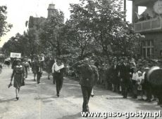 7297.Przemarsz Blekitnej 8. Harcerskiej Rzemieslniczej Druzyny Sportow Wodnych im. Jana Kilinskiego w Gostyniu (ulica Swierczewskiego, czerwiec 1961 r.)