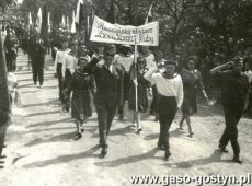 7298.Przemarsz Blekitnej 8. Harcerskiej Rzemieslniczej Druzyny Sportow Wodnych im. Jana Kilinskiego w Gostyniu (ulica Swierczewskiego,  czerwiec1961 r.)