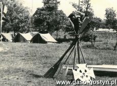 7299.Pokazowy oboz zeglarski Blekitnej 8. Harcerskiej Rzemieslniczej Druzyny Sportow Wodnych im. Jana Kilinskiego w Gostyniu nad rzeka Kania, w okolicy Gory Zamkowej (czerwiec 1961 r.)