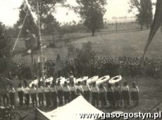 7300.Pokazowy oboz zeglarski Blekitnej 8. Harcerskiej Rzemieslniczej Druzyny Sportow Wodnych im. Jana Kilinskiego w Gostyniu nad rzeka Kania, w okolicy Gory Zamkowej - podnisienie bandery (czerwiec 1961 r.)