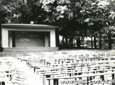 7336.Scena w parku przy Powiatowym Domu Kultury w Gostyniu (1978 r.)