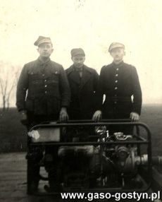 7344.Druhowie OSP Gostyn Antoni Kubica (pierwszy z prawej), Stefan Szymczak  i Edmund Andrzejewski bioracy udzial w kursie mechanikow motopomp (Gostyn, 12-17 listopada 1945 r.)