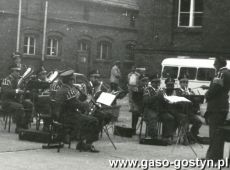 7347.Koncert Orkiestry Detej Cukrowni w Gostyniu na dziedzincu szpitala w Marysinie (1982 r.)