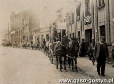 7354.Obowiazkowa dostawa plodow rolnych do siedziby Powiatowej Spoldzielni Rolniczo-Handlowej Rolnik przy ulicy Feliksa Dzierzynskiego (obecnie ul. ks. Franciszka Olejniczaka) w Gostyniu - ok. 1950 r.