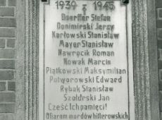 7361.14 wrzesnia 1947 roku na budynku Cukrowni w Gostyniu odslonieto tablice ku czci zamordowanych przez hitlerowcow pracownikow, udzialowcow i czlonkow rady nadzorczej gostynskiej Cukrowni (zdjecie z 1969 r.)