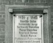 7361.14 wrzesnia 1947 roku na budynku Cukrowni w Gostyniu odslonieto tablice ku czci zamordowanych przez hitlerowcow pracownikow, udzialowcow i czlonkow rady nadzorczej gostynskiej Cukrowni (zdjecie z 1969 r.)
