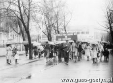 741.Nauczyciele i uczniowe SP 2 w Gostyniu w pochodzie pierwszomajowym