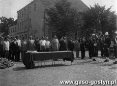 7420.Rynek w Gostyniu - uroczystosc jubileuszowa 75-lecia Ochotniczej Strazy w Gostyniu (25 sierpnia 1974 r.), wreczenie sztandaru