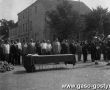 7420.Rynek w Gostyniu - uroczystosc jubileuszowa 75-lecia Ochotniczej Strazy w Gostyniu (25 sierpnia 1974 r.), wreczenie sztandaru