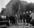 7421.Rynek w Gostyniu - uroczystosc jubileuszowa 75-lecia Ochotniczej Strazy w Gostyniu (25 sierpnia 1974 r.)-sztandar gostynskiej jednostce wrecza Kazimierz Zgola ( I sekretrz KP PZPR w Gostyniu)