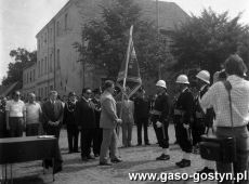 7421.Rynek w Gostyniu - uroczystosc jubileuszowa 75-lecia Ochotniczej Strazy w Gostyniu (25 sierpnia 1974 r.)-sztandar gostynskiej jednostce wrecza Kazimierz Zgola ( I sekretrz KP PZPR w Gostyniu)