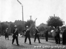 7422.Rynek w Gostyniu - uroczystosc jubileuszowa 75-lecia Ochotniczej Strazy w Gostyniu (25 sierpnia 1974 r.), defilada strazakow ze sztandarem