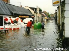 7462.Centrum Gostynia (deptak) po wichurze i ulewie, ktore przeszly nad miastem w 1997 roku