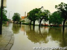 7463.Zalana ulica ks. Olejniczaka po wichurze i ulewie, ktore przeszly nad Gostyniem w 1997 roku