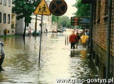 7464.Zalana ulica Wroclawska po wichurze i ulewie, ktore przeszly nad Gostyniem w 1997 roku