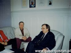 7568.Ratusz w Gostyniu, pierwsza siedziba Biura Senatorskiego Zbigniewa Kulaka (1994 r.), na zdjeciu senator Zbigniew Kulak, Stanislaw Zaremba i Leonard Kubiak