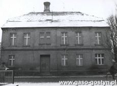 7586.Zdjecie z przelomu lat 70. i 80. XX wieku - dom przy ulicy Wolnosci 9 w Gostyniu (wyburzony w 1990 roku), obecnie to ulica Jana Pawla II