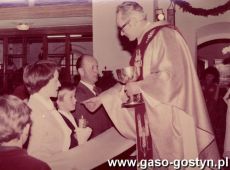 760.Pierwszej Komunii Swietej w kosciele pw. Ducha Swietego w Gostyniu udziela ksiadz proboszcz Kazimierz Sojka (1979 r.)