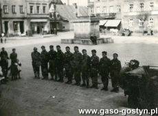 7618. 8. Harcerska Druzyna Sportow Wodnych z Gostynia w drodze na II Zlaz Harcerski Choragwi Wielkopolskiej w Nowym Tomyslu (1958 r.), raport na Rynku w Grodzisku