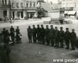 7618. 8. Harcerska Druzyna Sportow Wodnych z Gostynia w drodze na II Zlaz Harcerski Choragwi Wielkopolskiej w Nowym Tomyslu (1958 r.), raport na Rynku w Grodzisku