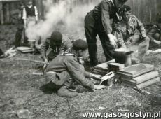 7623. 8. Harcerska Druzyna Sportow Wodnych z Gostynia na II Zlazie Harcerskim Choragwi Wielkopolskiej w Nowym Tomyslu (1958 r.)-kuchnia gostynskich harcerzy