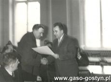 7646.Podsumowanie konkursu pod nazwa Lakarstwo w siedzibie KP PZPR w Gostyniu (1969 r.), Waclaw Ozminkowski (przewodniczacy Powiatowej Rady Narodowej) wrecza dyplom za dobre wyniki w uprawie laki