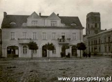 768.Kamienica na gostynskim Rynku (okres miedzywojenny, w oddali wieza kosciola farnego)