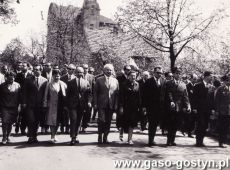 7772.Ulica Swierczewskiego w Gostyniu - pochod 1-majowy w 1966 roku