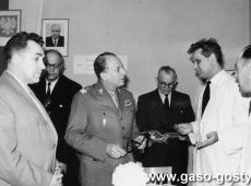 7777.Wojskowa komisja poborowa w Gostyniu - wizytacje przeprowadza Marszalek Polski  Marian Spychalski (ok. 1964 r.), pierwszy z lewej Waclaw Ozminkowski (przewodniczacy Powiatowej Rady Narodowej w Gostyniu)