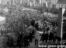 7778.Rynek w Gostyniu - manifestacja 1-majowa.JPG