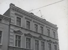 7781.Kamienica przy ulicy 1 Maja w Gostyniu (ok. 1980 r.)