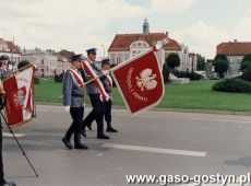 7808.Uroczystosc wreczenia sztandaru Komendzie Powiatowej Policji w Gostyniu (2000 r.)