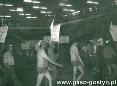 782.Turniej zakladow pracy (Huta Szkla kontra Spoldzielnia Pracy Przemyslu Skorzanego) - hala sportowa SP 2 w Gostyniu (8 maja 1978 r.)