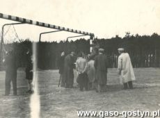 783.Przed meczem KS Kania Gostyn - boisko przy Hucie Szkla (poczatek lat 50. XX wieku)