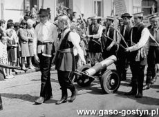 7840.Rynek w Gostyniu - pochod wiekow (1 maja 1966 r.)